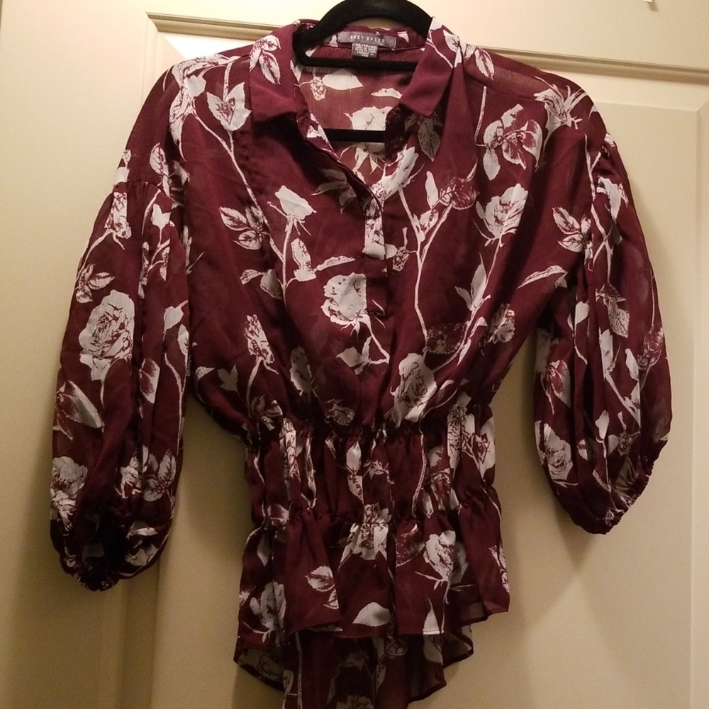 Flowy top with stretch waist line